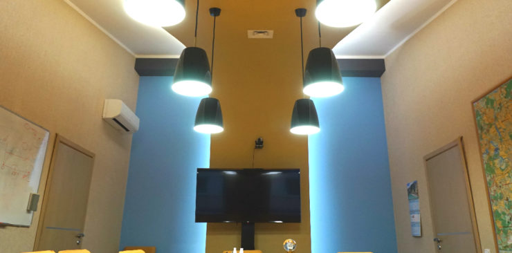 Дизайнерское освещение переговорной в офисе