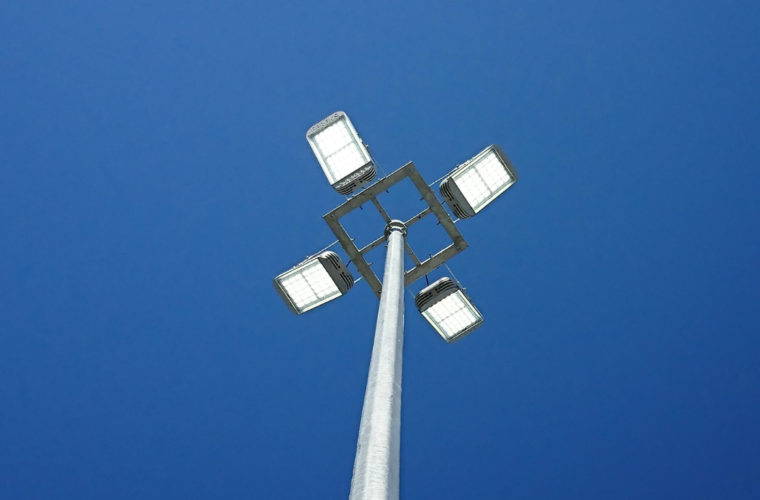 Прожекторы для освещения парковки на высокомачтовых опорах